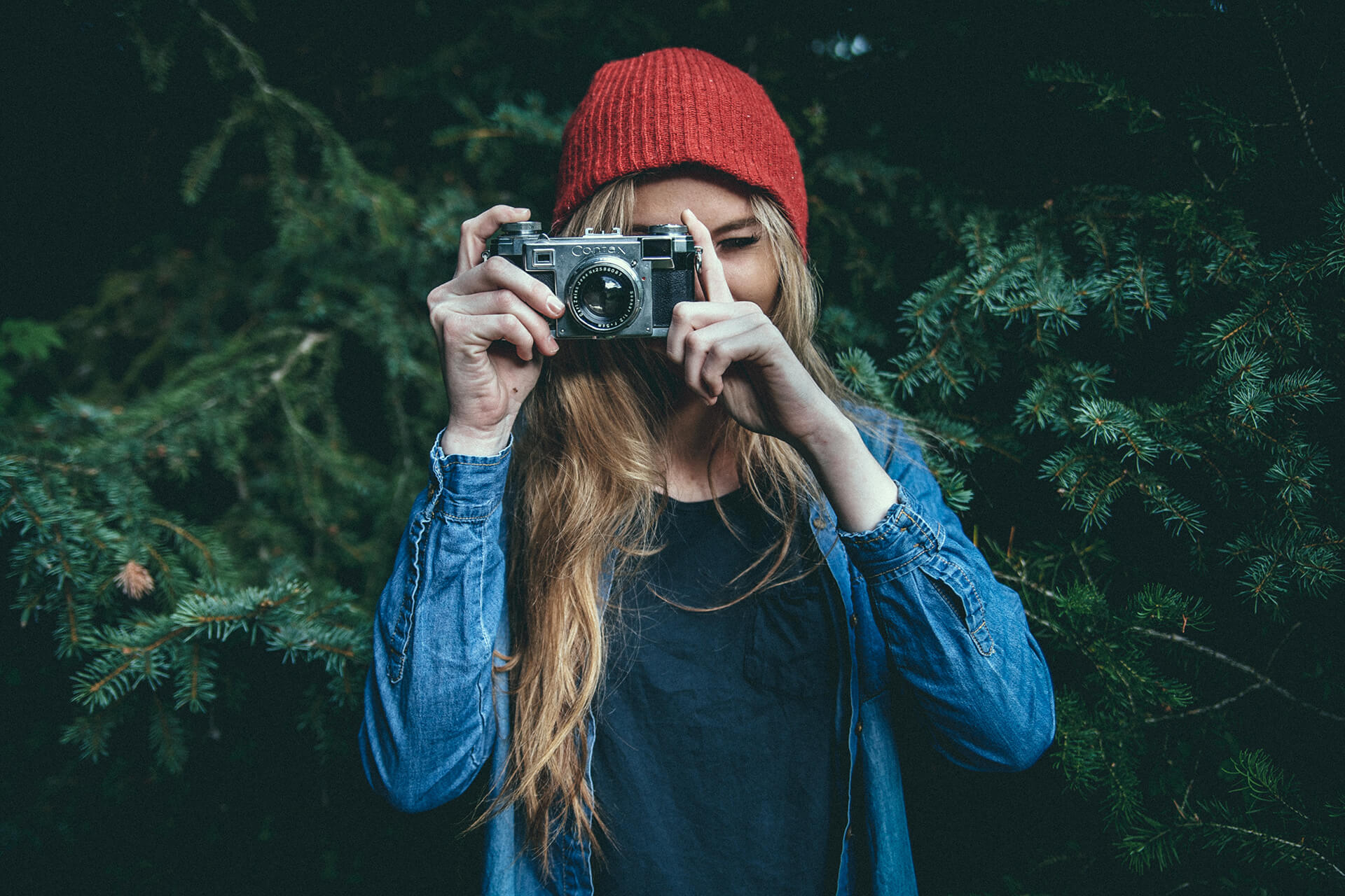 hand-girl-hair-camera-photographer-pine-14200-pxhere.com_